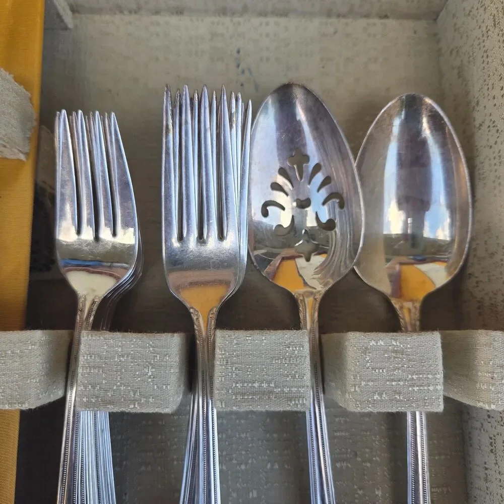 1847 Rogers Bros Remembrance Silverplate 50pc Flatware Set Wood Chest Vintage